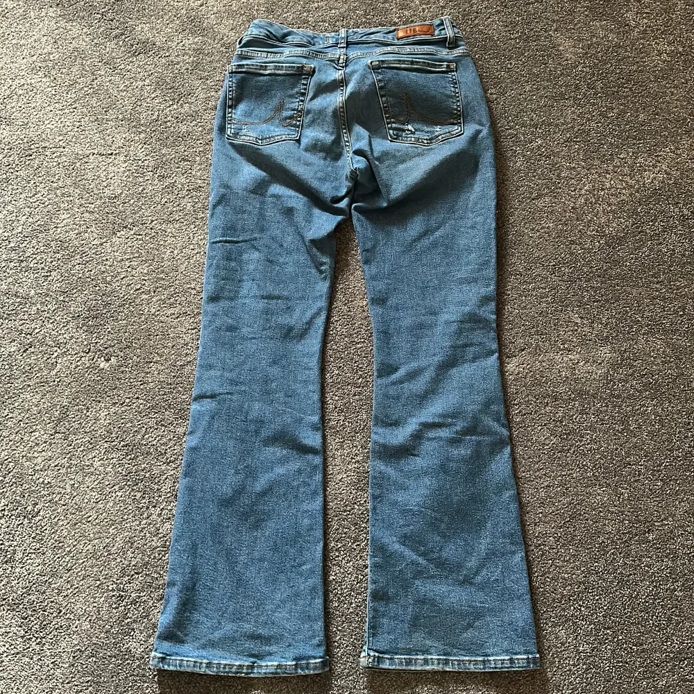 Säljer dessa sviiiiin snygga LTB jeans, använda kanske 1 eller 2 gånger👌🏼👌🏼vet ej storleken men skulle säga att de sitter som ett par 36!. Jeans & Byxor.