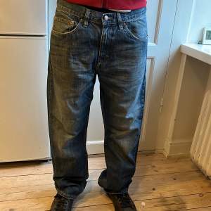 Säljer dessa lee jeans. Jeansen är Relaxed Bootcut. W30 L32. De passar mig bra som är 177cm och jag tror de passar de flesta. Kondition 8,5/10) 