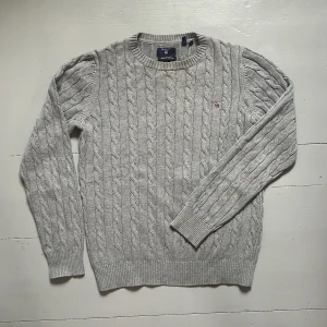 Gant stickad Tröja  - En stickad grå tröja, Gant- knappt använd-  i mycket gott skick! 