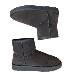 Gråa Uggs (nelly) - säljer dessa asgulliga ugg liknande skor som är köpta från nelly. inga synliga defekter förutom några lösa trådar som kan enkelt fixas. om du har frågor så är det bara att mig.