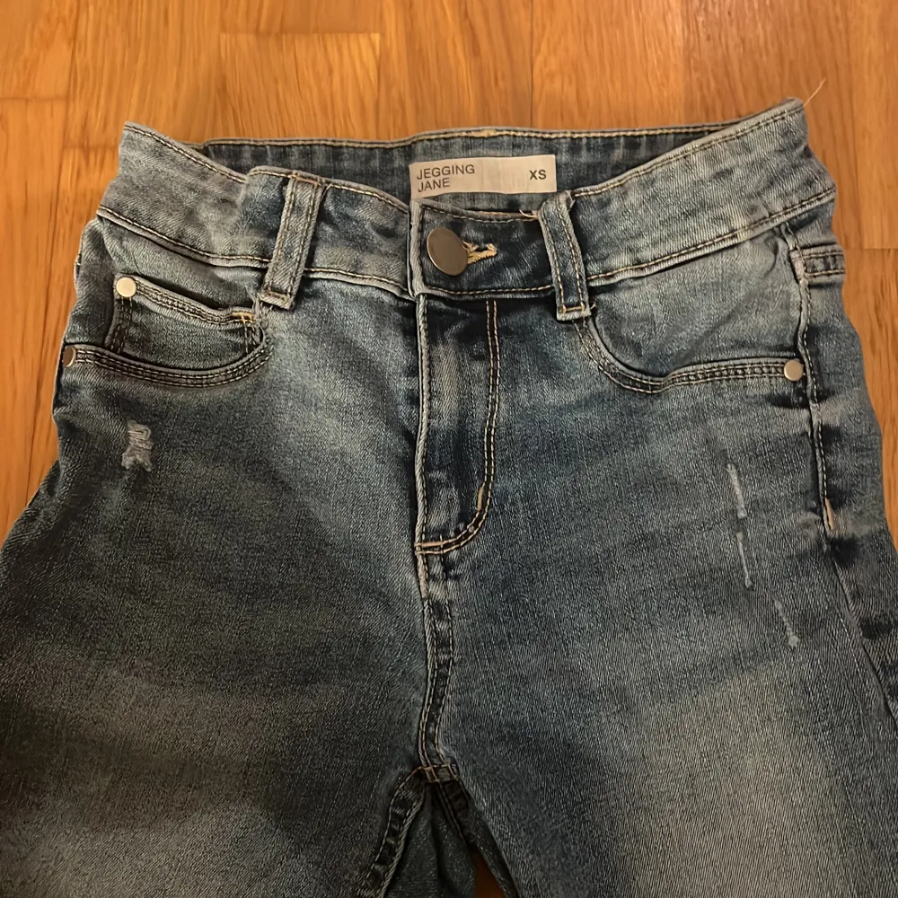 Säljer nu dessa jeans som inte kommer till användning längre!💕 Mid Waits!💕 Storlek Xs!💕 Vill ni ha fler bilder så går de att lösa!💕. Jeans & Byxor.