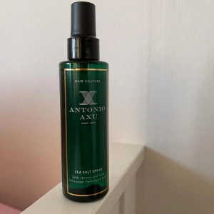 Antonio axu - Antonio Axu sea salt spray. Jag fick den i en goodiebox, och jag säljer den för att jag redan har en. Gör så att håret får volym och beachy look. Passar både killar och tjejer. 🥰 original priset är ca 200kr men jag säljer för 85kr. 
