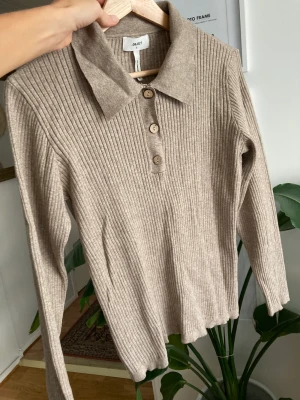 Stickad tröja  - Fint skick, köpt på Nelly för 299kr