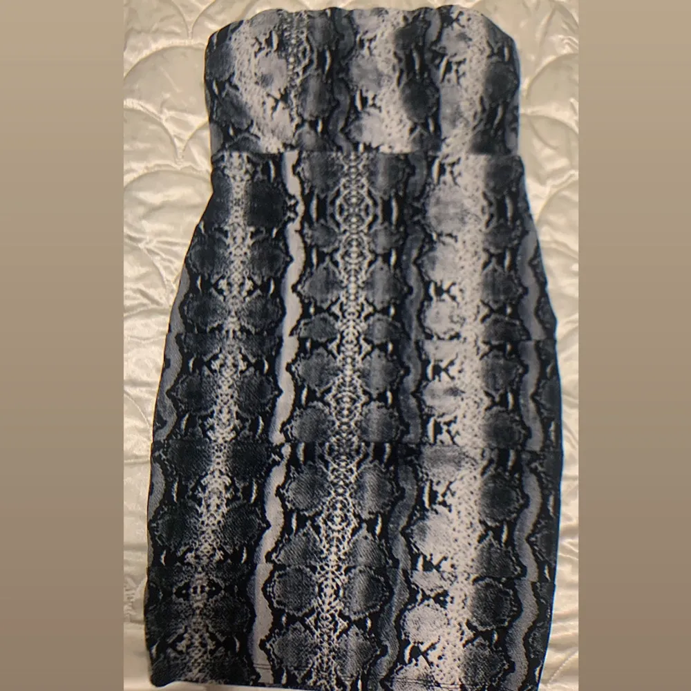 En snygg ormmönstrad klänning som använts en gång! Originellt från Fashion Nova🖤. Klänningar.