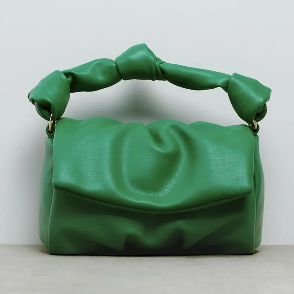 Slutsåld grön väska i skinnimitation, från Zara. Ingår ett längre väskband. Använd en gång, nyskick! . Väskor.