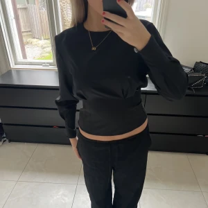 Topp - Så så snygg tröja från Massimo Dutti. Passar till båda vardag och fest. Använd fåtal gånger så inga defekter ❤️