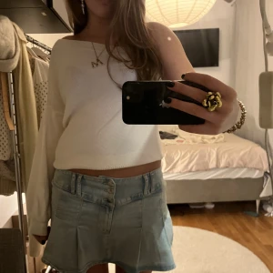 Vit stickad off-shoulder tröja - Asfin stickad off-shoulder tröja!!!💓(Använts fåtal gånger & är som ny) Går både att klä upp och klä ner!