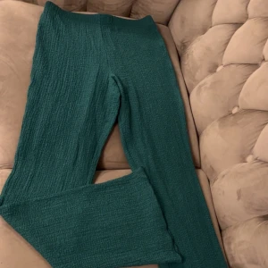 Byxor  - Utsvängda byxor sitter hur bra som helst. Färgen i denna är mörkgrön jätte bekväma och sköna. Storleken är M och använd de en gång 