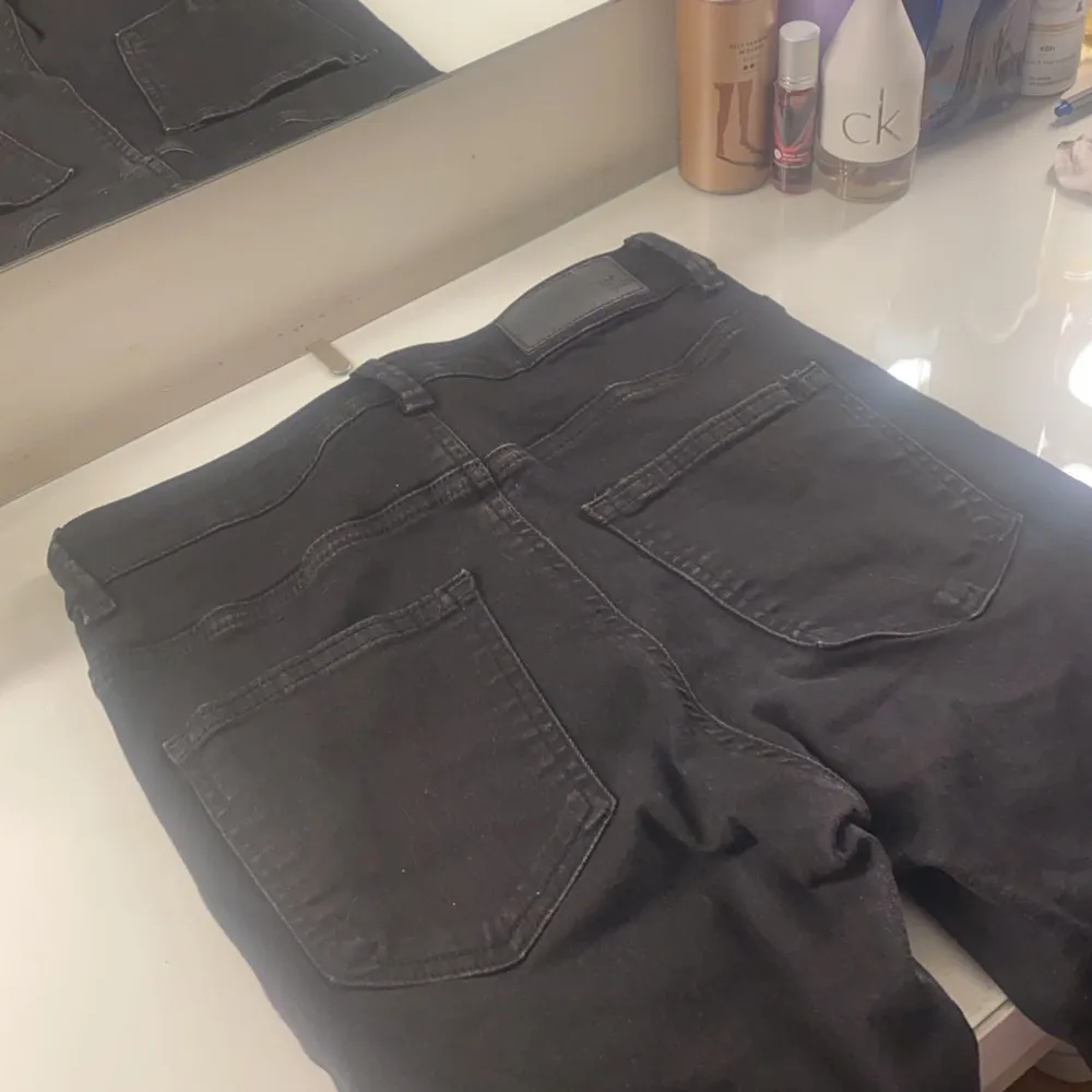 Svarta skinny jeans ifrån bikbok i strl S. Aldrig använda och säljer då dem inte kommer bli använda något. Jeans & Byxor.