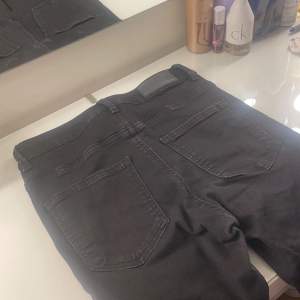 Svarta skinny jeans ifrån bikbok i strl S. Aldrig använda och säljer då dem inte kommer bli använda något