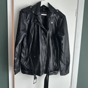 Skinnjacka / bikerjacka oversized - ”Skinn”jacka / bikerjacka i oversizemodell från Monki. Aldrig använd, endast provad och sen hängt i garderoben. 