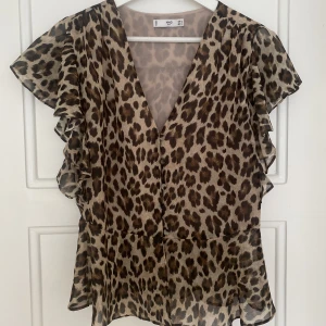 Leopardblus  - Blus i leopard med volanger & knappar i fram. Från Mango, storlek M 🫶🏼