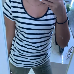 Randig Svart Vit T-shirt  - jätte söt randig svart vit tröja💕 passar S/M❤️knappt använd! 150kr+frakt💕