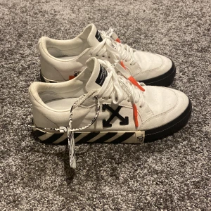 Off-White skor - Off-White Vulcanized low skor. Storlek: 41 (sitter större) Väldigt fint skick. Skorna är designad av Virgil Abloh. Vid fler frågor/bilder är det bara och höra av sig!