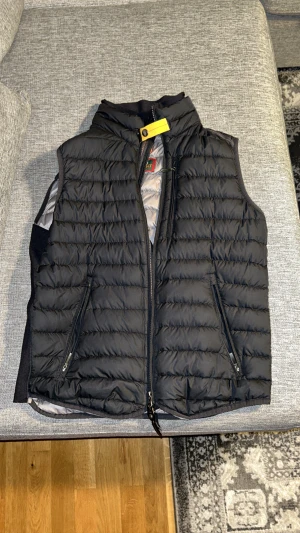Parajumper väst - Tjena, säljer nu min måttligt använda parajumpers väst. Västen är strl S. Hör gärna av er vid intresse eller fler bilder!