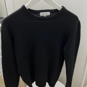 ull tröja  - Aldrig använt fint ull stickat tröja från studio total. Passar både s och även m om man vill ha den lite tajtare. Skriv gärna för frågor.