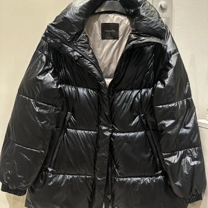 Massimo Dutti - Säljer denna fina vinterjackan från Massimo Dutti eftersom den inte kommer till användning 😥 knappt använd och ser helt ut som ny 🥰🤍lite oversized!