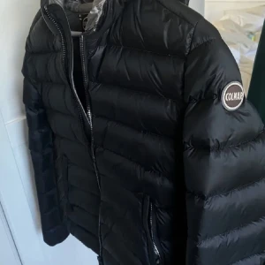 Colmar jacka - Säljer min fina colmar jacka då jag köpt en ny, Jackan är köpt för två år sen för 5000. Passar mig som bär XS normalt (strl 38 i italiensk storlek) sparsamt använd inga defekter eller hål!