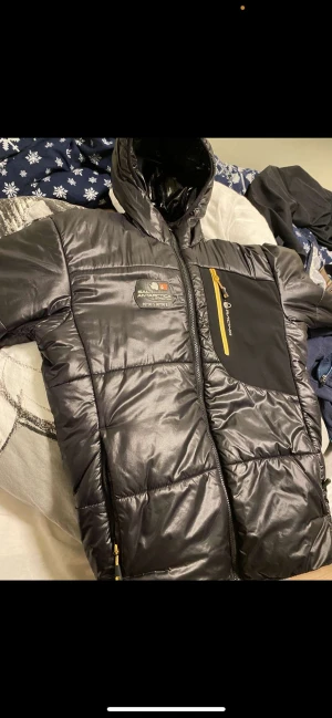 Sail racing jacka  - Sail racing jacka den har håll där bak annrars är den som ny.