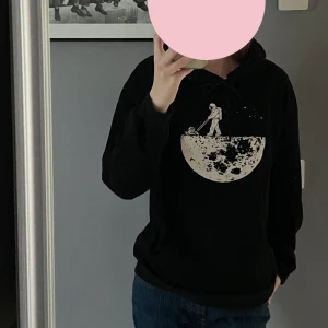 Svart hoodie med tryck - Cool hoodie med as snyggt tryck! Inte jätte använd och har inga defekter💞 säljer då den inte kommer till användning längre🌟  Har du frågor svarar jag jätte gärna privat💘