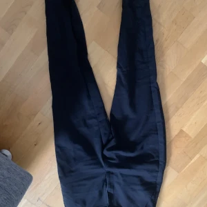 Kostymbyxor  - Ett par tajta svarta kostymbyxor från zara med en liten dragkedja vid benen. Mycket bra skick på byxorna