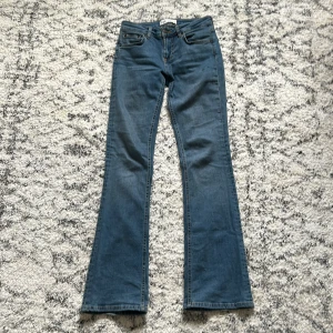 Jeans  - Säljer dessa snygga, blåa lågmidjade jeans från zara. Nästan helt oanvända då dom inte kommit till  användning hos mig.💕