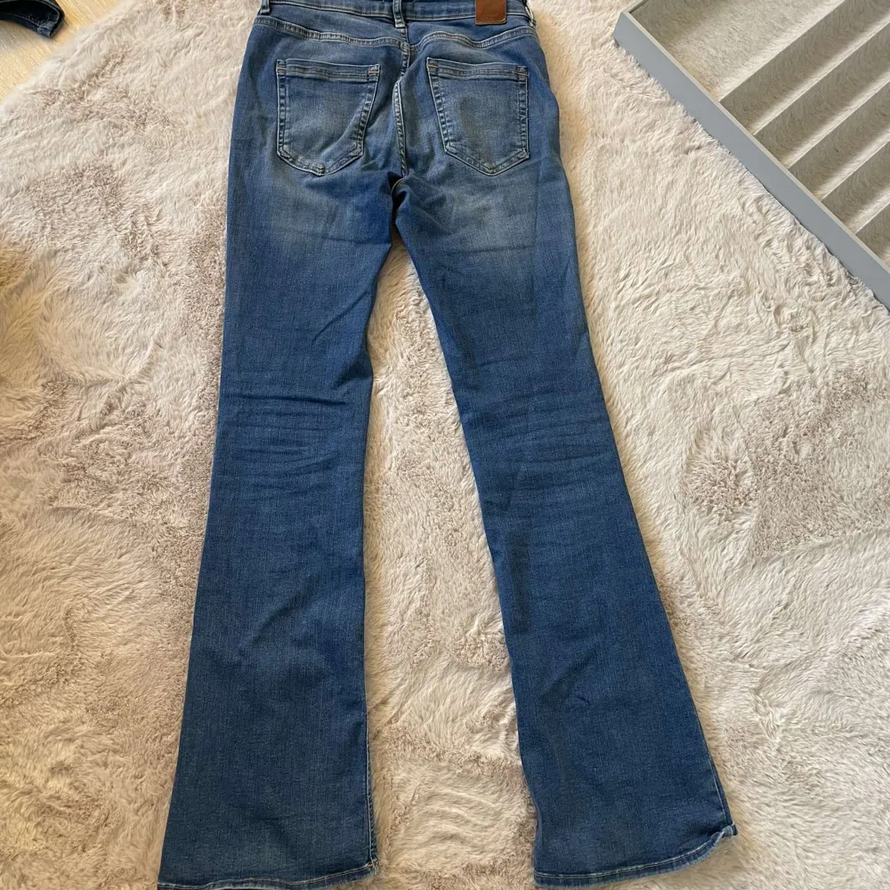 Säljer dessa jeans från Only eftersom att de är inte min stil längre. Jeansen är i mycket bra skick. De är storlek 32 men är väldigt stretchiga så skulle säga 34. . Jeans & Byxor.