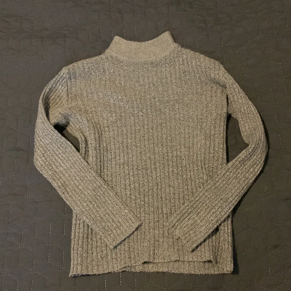 Säljer denna stickade tröja då den är för liten, väldigt fint skick då den knappt är använd, köpte för 200 och säljer nu för 50🤍 skriv för mer info🫶🏻. Stickat.