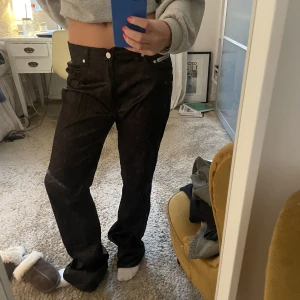 Fake skinn Bootcut byxor  - Så coola bootcut byxor med fake skinn, väldigt tunt material. Ormskinn tryck på! Köpta secondhand. Står ingen storlek men är för stora för mig som har storlek S. (Passar dock bra med skärp) 