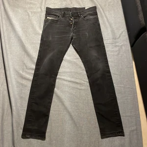 Diesel jeans - Ett par svarta diesel jeans i utmärkt skick och har inga hål eller andra defekter. Byxorna är i storlek W30 L32 och i slim fit. Hör av dig för fler bilder eller frågor. Mvh Scandinav garderoben.