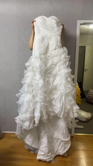 Bröllops klänning  - Hej! Säljer denna bröllops klänning då jag inte har någon användning av. 