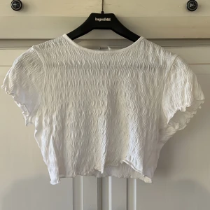 Vit magtröja - Vit kortare tröja från Vero Moda i storlek Xs