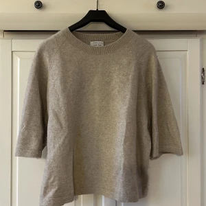 Beige tröja - Beige stickad tshirt från & Other Stories i storlek L men passar på mig som är 163cm lång