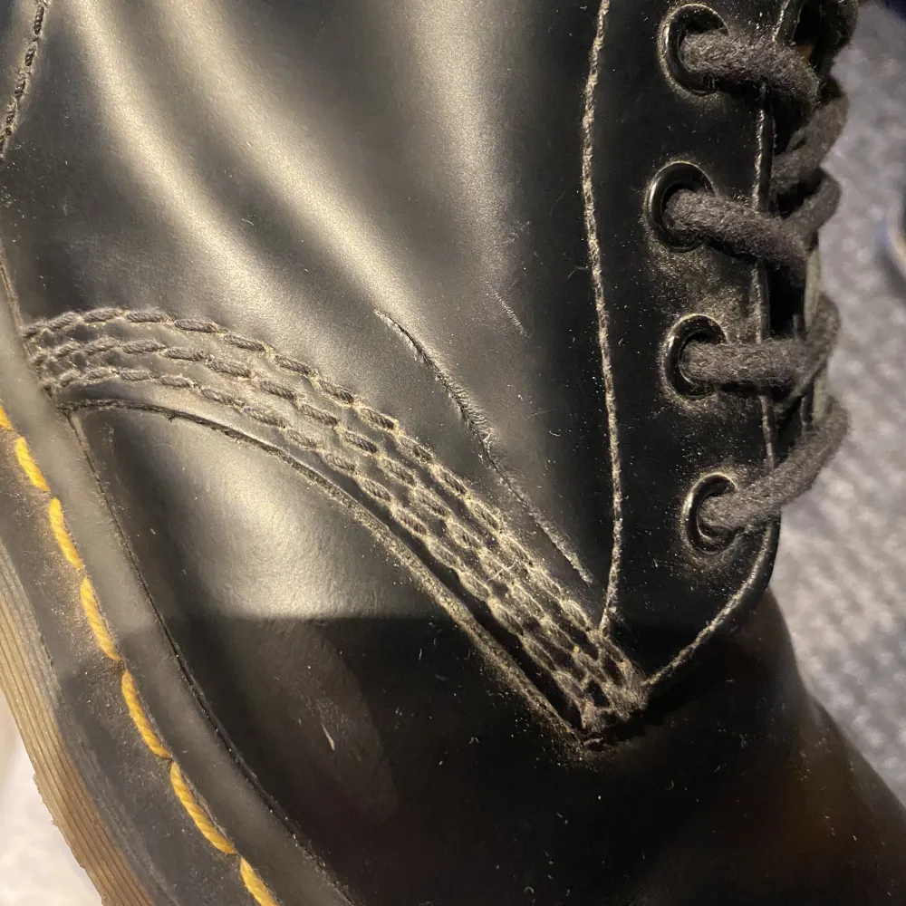 Dr. Martens skor i fint skick förutom några defekter i form av repor.💕 . Skor.