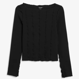 Monki topp - Oanvänd topp från monki! Perfekt till lite festligare tillfälle eller bara uppklädd vardag🖤 Den är i storlek M!