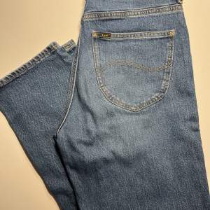Lee-jeans, modell Carol, ”mellanblå”, W28 L31. Använda få gånger, färre än fem gånger. Som nya.