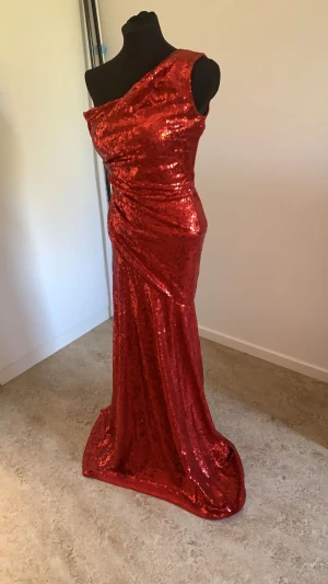 Klänning  - Knappt använd  Köparen står för frakten 