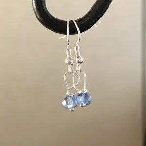 Örhängen  - Jättevackra örhängen, Månadssten eller favoritfärg väljes. Nytt oanvänt och handgjort. Kontakta gärna vid frågor och innan köp,☺️🌸. Sterling silver krokar🪝80kr paret🌺