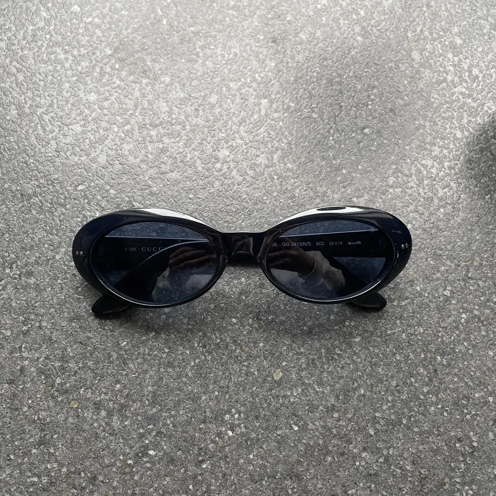 Ett par äldre äkta Gucci solglasögon i bra skick. De är i en mörkblå färg och tillhörande fodral följer med.. Accessoarer.