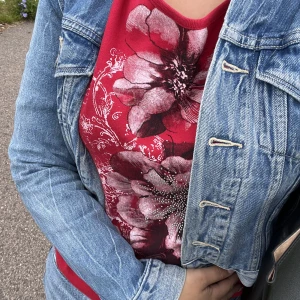 Röd tröja  - Så fin röd tröja men kommer tyvärr inte till användning 