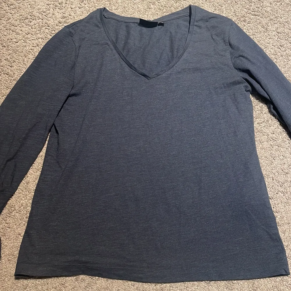 Skön Basic tröja från Kappahl använd ändrat en gång . T-shirts.