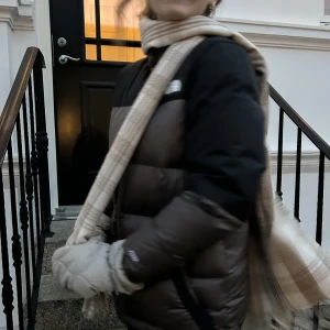 North face jacka - En brun och svart north face puffer jacka som är köpt för 3700kr. Jackan är använd i kort tid och är felfri, jag säljer den då jag har tröttnat på den. Den har en speciell design på insidan som ser ut som flammor. Frackt är inkluderat i priset.💕