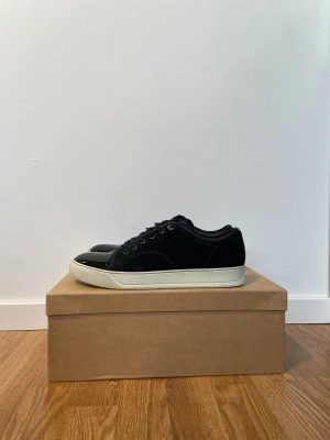 Lanvin Captoe svart - Säljer nu dessa stilrena svarta Lanvin captoe i Storlek 8, passar 42-43. Inget OG och är i skick 9/10, finns nästan inga tecken på användning. 3000kr Tveka inte på att höra av dig vid eventuella frågor! 