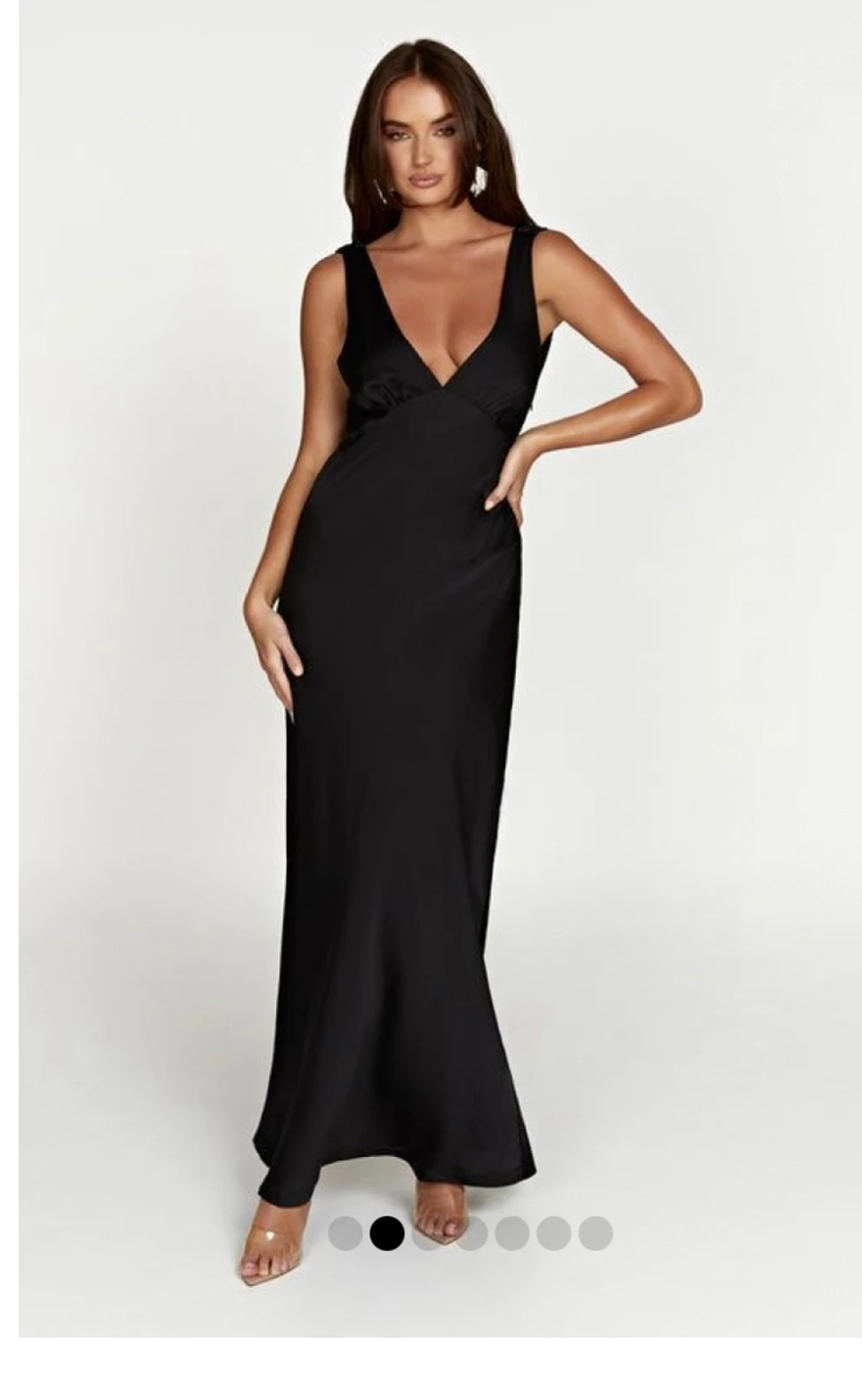 Svart maxiklänning med öppen rygg - 90