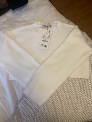 Tröja från zara - Super fin och jätte mjuk tröja från zara, den är croppad. Nypris 299 storlek s🫶🫶