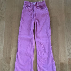Rosa jeans🎀 - Ett par rosa jeans från zara som är uppsydda ett par cm. 