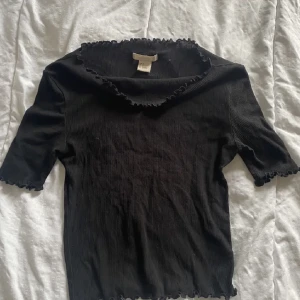 Söt svart tröja  - Söt svart tröja med mönster <3  För mer info skriv priv^^