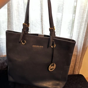 Väska - Michael Kors väska i gott skick