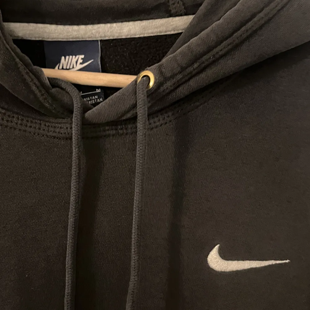 Svart Nike hoodie med hål. Hoodies.