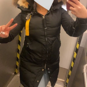 Parajumper vinterjacka Dam - Strolek xs men sitter även bra som S. Använda några gånger under en vinter. Helt nyskick. Pris kan diskuteras. 